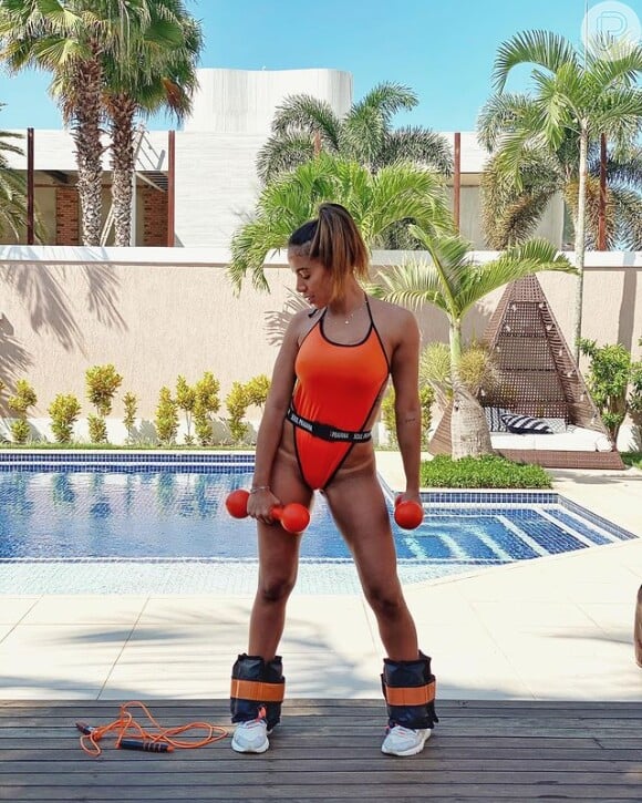 Em abril de 2020, Anitta posou mais uma vez com o modelo do maiô, mas para treinar, e deixou a marca de biquíni em evidência