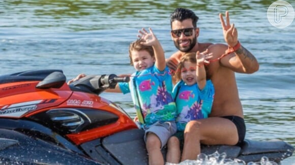Gusttavo Lima curte passeio de jet-ski com os filhos, Gabriel e Samuel, em 02 de outubro de 2021