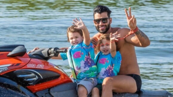 Filhos de Gusttavo Lima curtem passeio de jet ski com o pai e fotos derretem a web: 'Lindos'