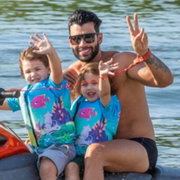 Gusttavo Lima curte passeio de jet-ski com os filhos, Gabriel e Samuel, em 02 de outubro de 2021