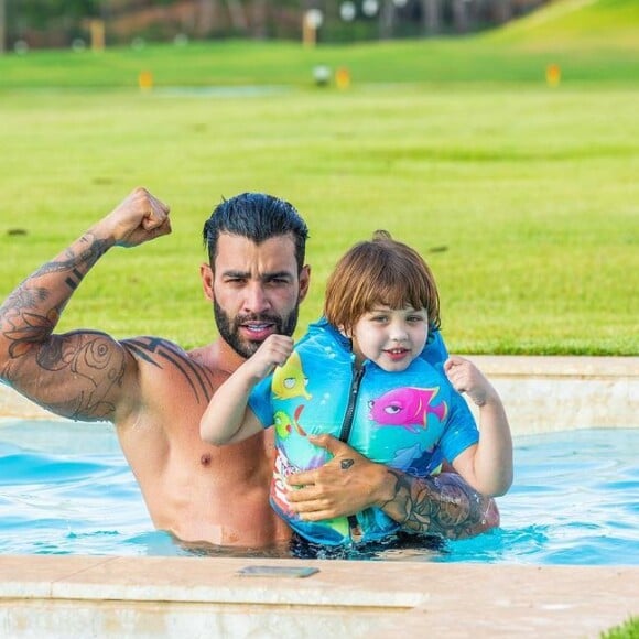 Gusttavo Lima faz pose com o filho, Samuel, em foto