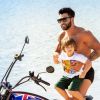 Gusttavo Lima anda de moto com o filho Samuel