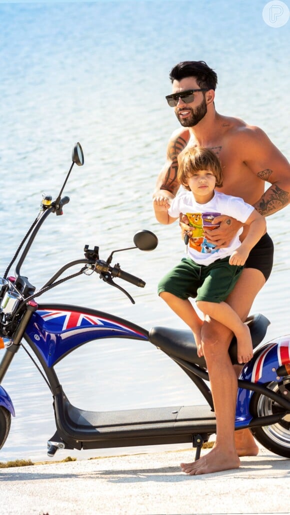 Gusttavo Lima anda de moto com o filho Samuel