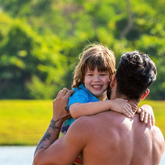 Gusttavo Lima se diverte com o filho Gabriel