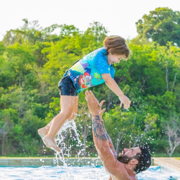 Gusttavo Lima joga filho pro alto em piscina