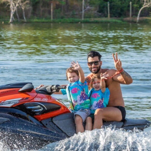 Gusttavo Lima acena para foto com os filhos