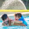 Gusttavo Lima brinca com o filho em piscina