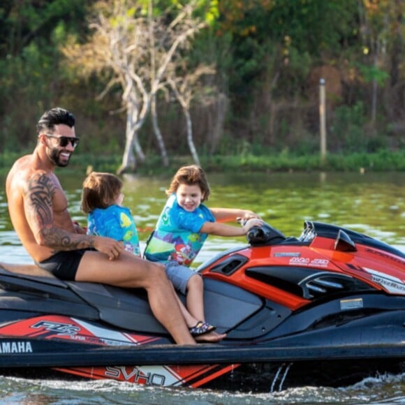 Gusttavo Lima curte sábado com os filhos