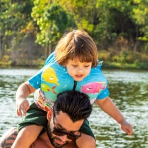 Gusttavo Lima curte dia com os filhos