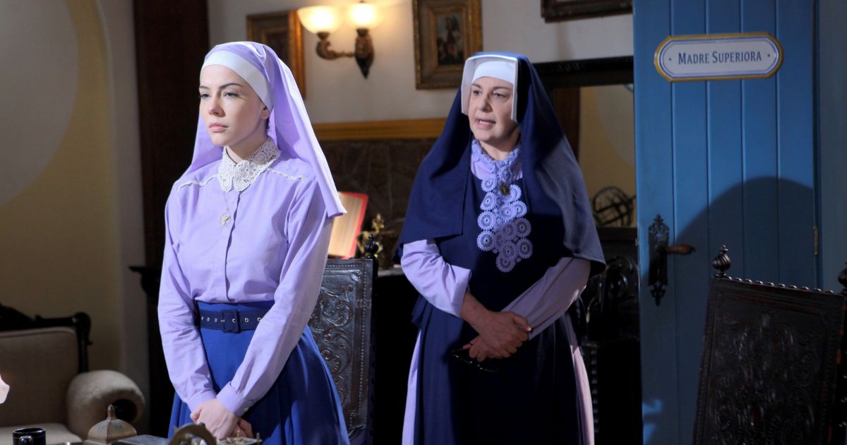 Irmã Cecília (Bia Arantes) leva bronca