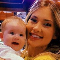 Virgínia Fonseca posa com a filha de 4 meses no colo e avisa: 'Cuidado para não morrer de amor'