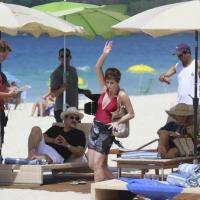 'Salve Jorge': Atores se divertem em gravação na praia do Recreio, no Rio