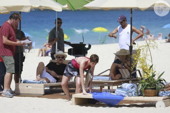 Dani Moreno, Zezé Polessa e Antonio Calloni gravam cenas de 'Salve Jorge' na praia do Recreio dos Bandeirantes, no Rio de Janeiro, em 12 de março de 2013