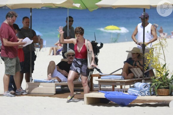 Dani Moreno, Zezé Polessa e Antonio Calloni gravam cenas de 'Salve Jorge' na praia do Recreio dos Bandeirantes, no Rio de Janeiro, em 12 de março de 2013