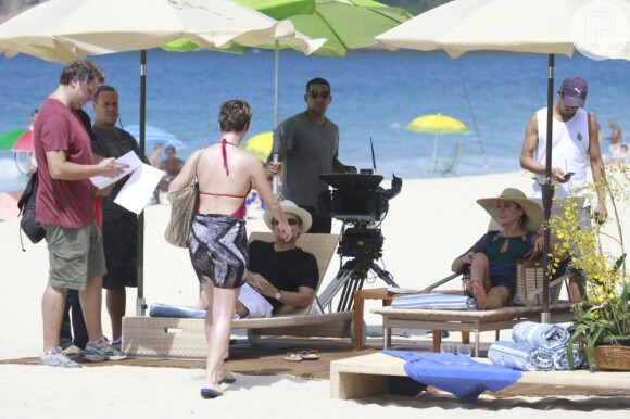 Dani Moreno, Zezé Polessa e Antonio Calloni gravam cenas de 'Salve Jorge' na praia do Recreio dos Bandeirantes, no Rio de Janeiro, em 12 de março de 2013