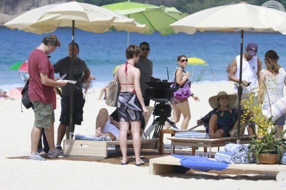 Dani Moreno, Zezé Polessa e Antonio Calloni gravam cenas de 'Salve Jorge' na praia do Recreio dos Bandeirantes, no Rio de Janeiro, em 12 de março de 2013