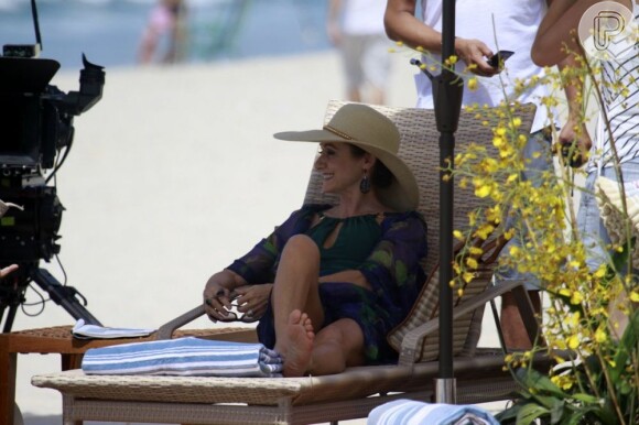 Dani Moreno, Zezé Polessa e Antonio Calloni gravam cenas de 'Salve Jorge' na praia do Recreio dos Bandeirantes, no Rio de Janeiro, em 12 de março de 2013