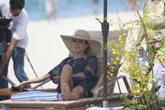 Dani Moreno, Zezé Polessa e Antonio Calloni gravam cenas de 'Salve Jorge' na praia do Recreio dos Bandeirantes, no Rio de Janeiro, em 12 de março de 2013