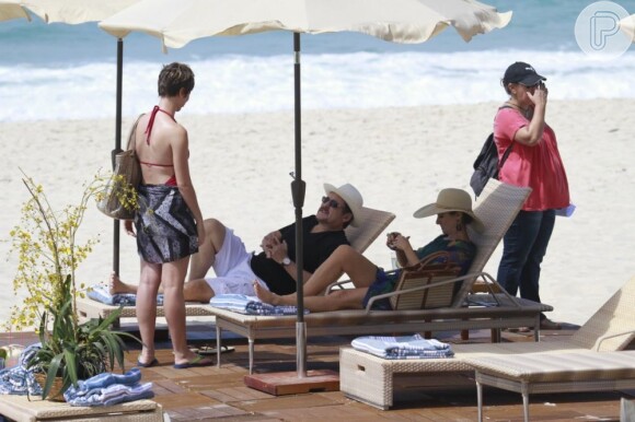 Dani Moreno, Zezé Polessa e Antonio Calloni gravam cenas de 'Salve Jorge' na praia do Recreio dos Bandeirantes, no Rio de Janeiro, em 12 de março de 2013