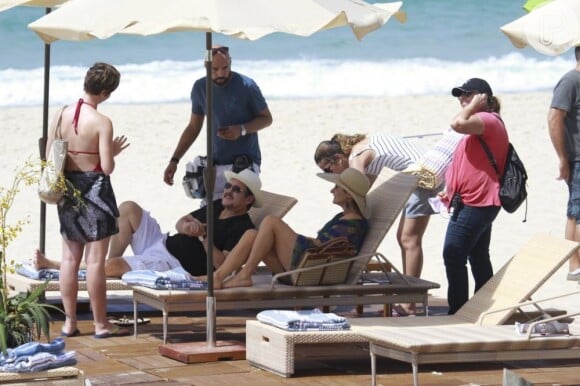 Dani Moreno, Zezé Polessa e Antonio Calloni gravam cenas de 'Salve Jorge' na praia do Recreio dos Bandeirantes, no Rio de Janeiro, em 12 de março de 2013