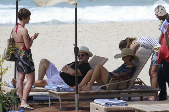 Dani Moreno, Zezé Polessa e Antonio Calloni gravam cenas de 'Salve Jorge' na praia do Recreio dos Bandeirantes, no Rio de Janeiro, em 12 de março de 2013