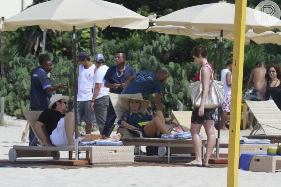 Dani Moreno, Zezé Polessa e Antonio Calloni gravam cenas de 'Salve Jorge' na praia do Recreio dos Bandeirantes, no Rio de Janeiro, em 12 de março de 2013