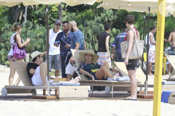 Dani Moreno, Zezé Polessa e Antonio Calloni gravam cenas de 'Salve Jorge' na praia do Recreio dos Bandeirantes, no Rio de Janeiro, em 12 de março de 2013