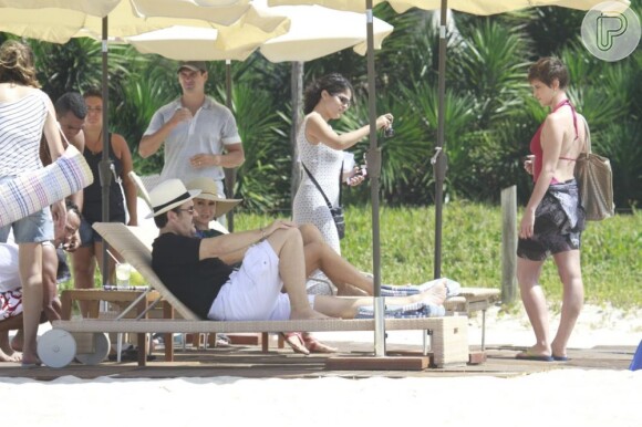 Dani Moreno, Zezé Polessa e Antonio Calloni gravam cenas de 'Salve Jorge' na praia do Recreio dos Bandeirantes, no Rio de Janeiro, em 12 de março de 2013