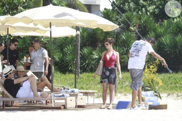 Dani Moreno, Zezé Polessa e Antonio Calloni gravam cenas de 'Salve Jorge' na praia do Recreio dos Bandeirantes, no Rio de Janeiro, em 12 de março de 2013