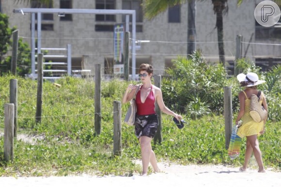 Dani Moreno, Zezé Polessa e Antonio Calloni gravam cenas de 'Salve Jorge' na praia do Recreio dos Bandeirantes, no Rio de Janeiro, em 12 de março de 2013