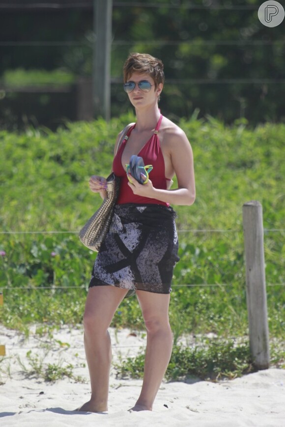 Dani Moreno, Zezé Polessa e Antonio Calloni gravam cenas de 'Salve Jorge' na praia do Recreio dos Bandeirantes, no Rio de Janeiro, em 12 de março de 2013