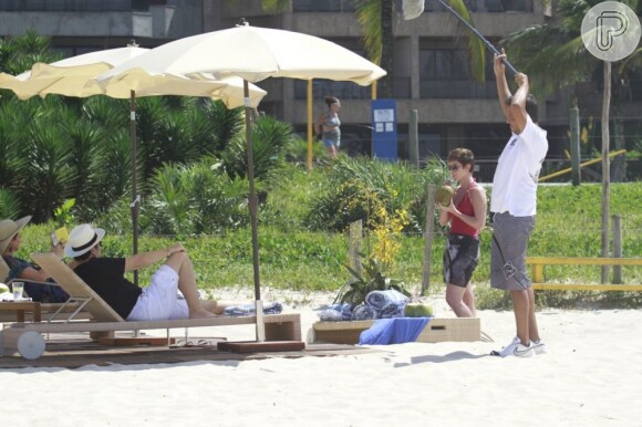 Dani Moreno, Zezé Polessa e Antonio Calloni gravam cenas de 'Salve Jorge' na praia do Recreio dos Bandeirantes, no Rio de Janeiro, em 12 de março de 2013