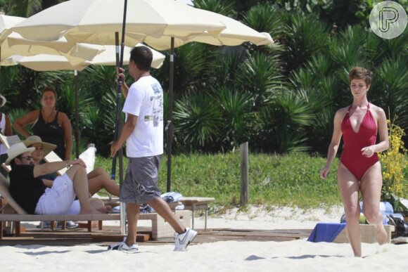 Dani Moreno, Zezé Polessa e Antonio Calloni gravam cenas de 'Salve Jorge' na praia do Recreio dos Bandeirantes, no Rio de Janeiro, em 12 de março de 2013