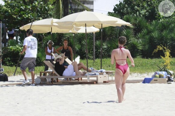 Dani Moreno, Zezé Polessa e Antonio Calloni gravam cenas de 'Salve Jorge' na praia do Recreio dos Bandeirantes, no Rio de Janeiro, em 12 de março de 2013