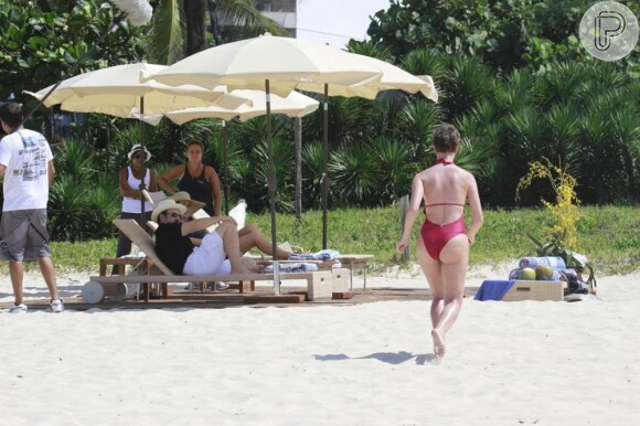 Dani Moreno, Zezé Polessa e Antonio Calloni gravam cenas de 'Salve Jorge' na praia do Recreio dos Bandeirantes, no Rio de Janeiro, em 12 de março de 2013