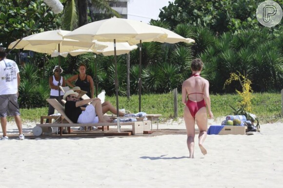 Dani Moreno, Zezé Polessa e Antonio Calloni gravam cenas de 'Salve Jorge' na praia do Recreio dos Bandeirantes, no Rio de Janeiro, em 12 de março de 2013