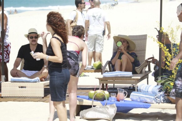 Dani Moreno, Zezé Polessa e Antonio Calloni gravam cenas de 'Salve Jorge' na praia do Recreio dos Bandeirantes, no Rio de Janeiro, em 12 de março de 2013