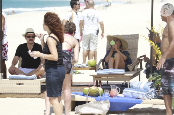 Dani Moreno, Zezé Polessa e Antonio Calloni gravam cenas de 'Salve Jorge' na praia do Recreio dos Bandeirantes, no Rio de Janeiro, em 12 de março de 2013