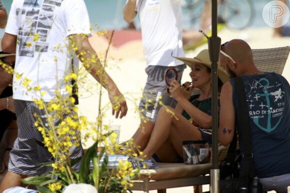 Dani Moreno, Zezé Polessa e Antonio Calloni gravam cenas de 'Salve Jorge' na praia do Recreio dos Bandeirantes, no Rio de Janeiro, em 12 de março de 2013