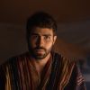 'Gênesis': José (Juliano Laham) chega escoltado à sala do trono do faraó Sheshi (Fernando Pavão)