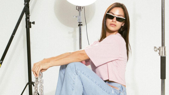 Andressa Suita combina calça jeans sem bolso com tênis de salto em look. Fotos!