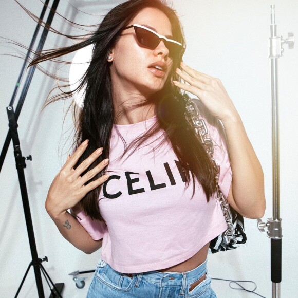 Andressa Suita apostou em acessórios para ensaio com look da moda