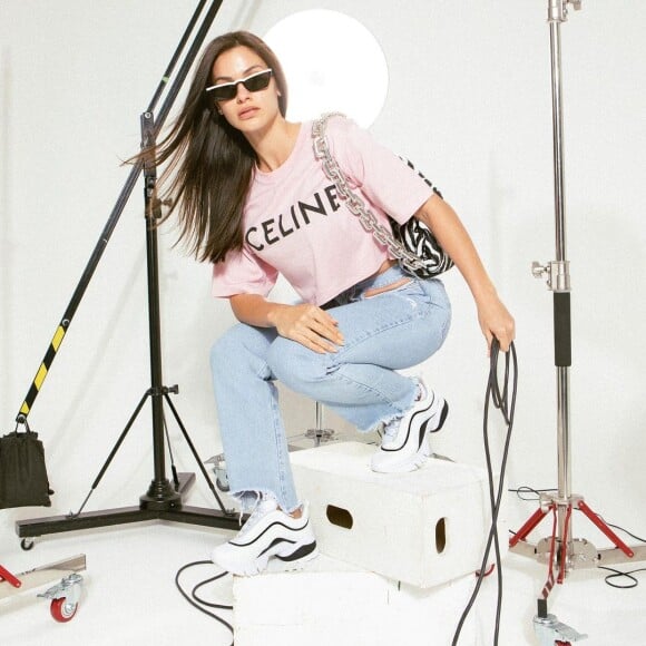 Andressa Suita usou t-Shirt Celine e completou o look com tênis de salto