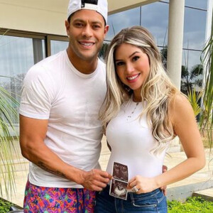 Hulk posta foto rara da barriga da mulher grávida, Camila Ângelo, para o Dia das Crianças: 'Papai já te ama'