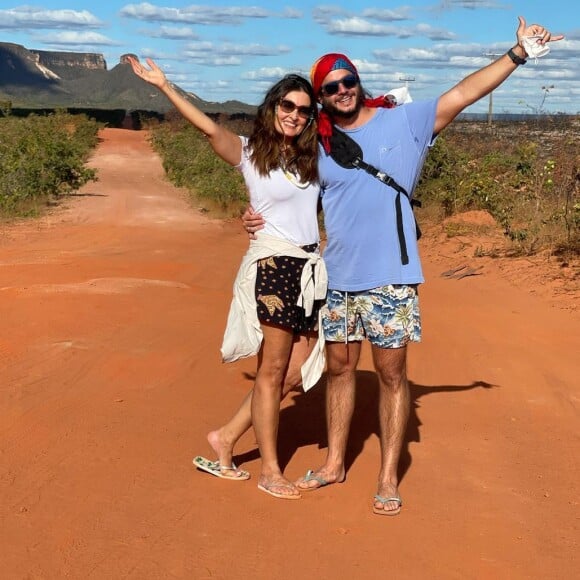 Fátima Bernardes, namorada de Túlio Gadêlha, teve alta hospitalar após passar por uma cirurgia no ombro