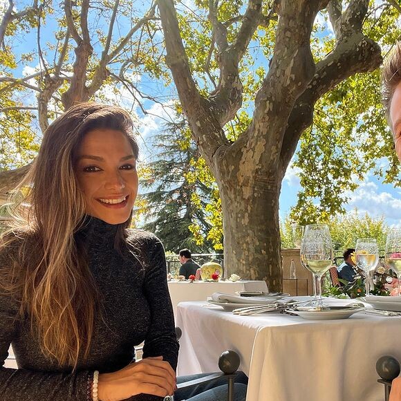 Thais Fersoza e Michel Teló estão em Paris, França, para comemorar os sete anos de casamento