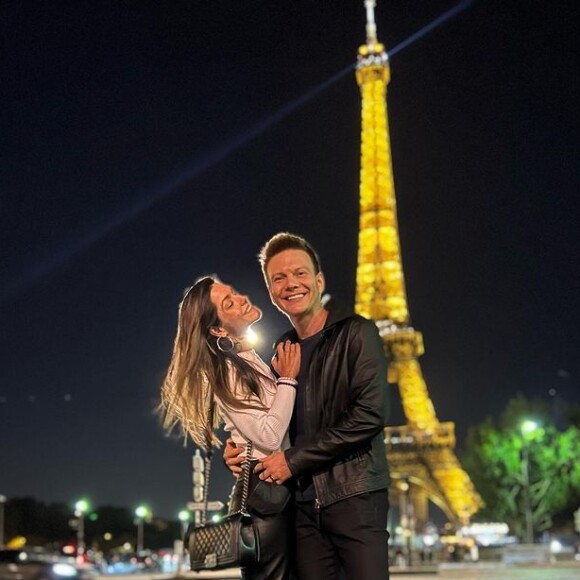 Thais Fersoza e Michel Teló revelaram estar com saudades dos filhos durante a viagem para a França: 'Ainda mais depois de tanto tempo juntos'