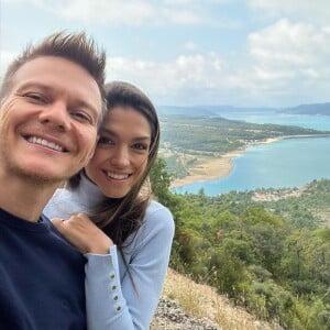 Thais Fersoza e Michel Teló julgaram que o aniversário de 7 anos de casamento seria bom momento para deixar os filhos de fora da viagem à França