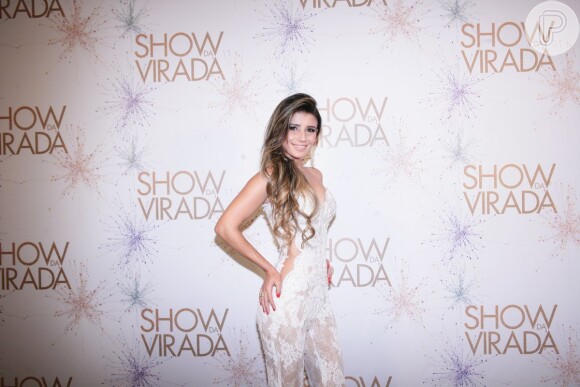 Paula Fernandes usa macacão da estilista Patrícia Nascimento