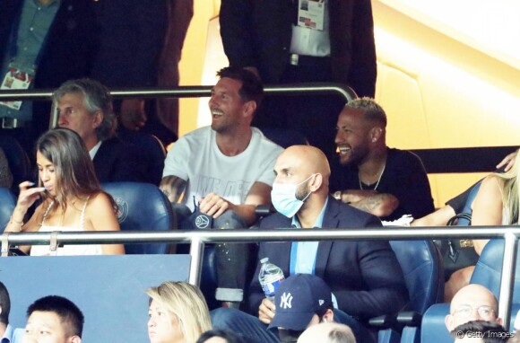 Neymar costuma assistir a jogos de futebol ao lado de amigos, como Messi